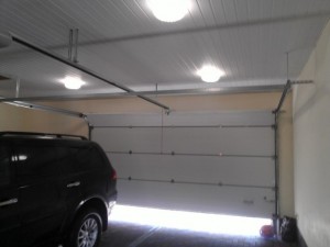 Штукатурка для стен гаража (внутренняя отделка), пластиковая вагонка на потолке