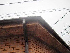 подшивка свесов крыши гаража